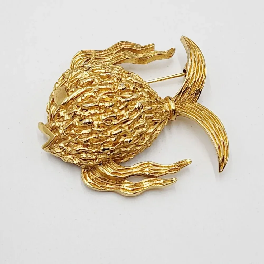 Vintage Crown Trifari Gold Tone Fish Brooch Textured With Lips Wavy Fins Dome